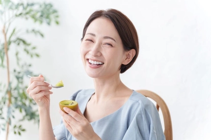 Vitamin C: Two kiwis a day shown to boost skin collagen and support cell renewal Vitamin C: Two kiwis a day shown to boost skin collagen and support cell renewal