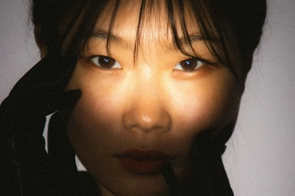 Image Woman with light shinining on her face