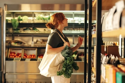 Image woman looking at groceries
