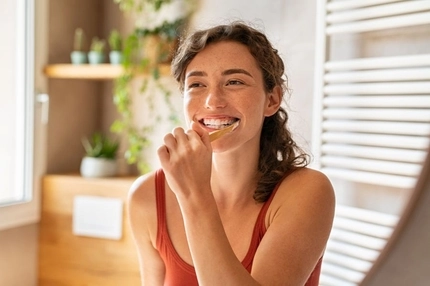 Image woman brushing teeth