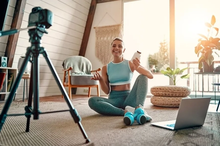 Image fitness influencer creating content