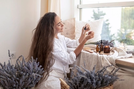 Image woman smelling lavender