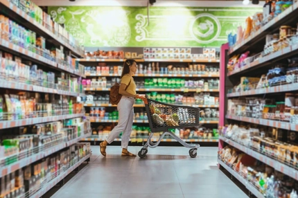 Image Woman shops in supermarket