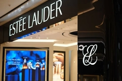 estee lauder lgogo against store facade