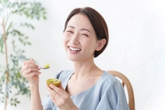 Vitamin C: Two kiwis a day shown to boost skin collagen and support cell renewal Vitamin C: Two kiwis a day shown to boost skin collagen and support cell renewal