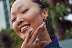 Image Woman smiling in the street