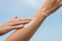 Image Person applying sun cream.