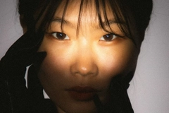 Image Woman with light shinining on her face