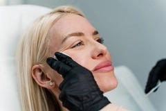 Image woman gets aesthetic facial treatment in clinic