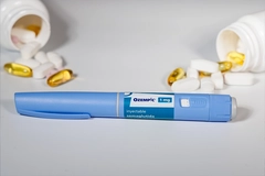 Image Ozempic pen in front of two supplements spilling out of bottles