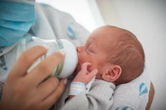 Image Premature baby drinking from bottle