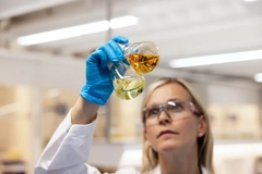 Image female scientist from Epax in the lab