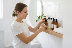 Image Person using sustainable products.