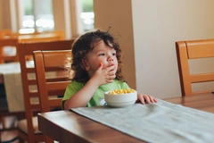 Image child eating ultra processed food