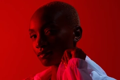 Image Woman with red background