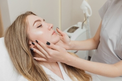 Image woman in aesthetic clinic